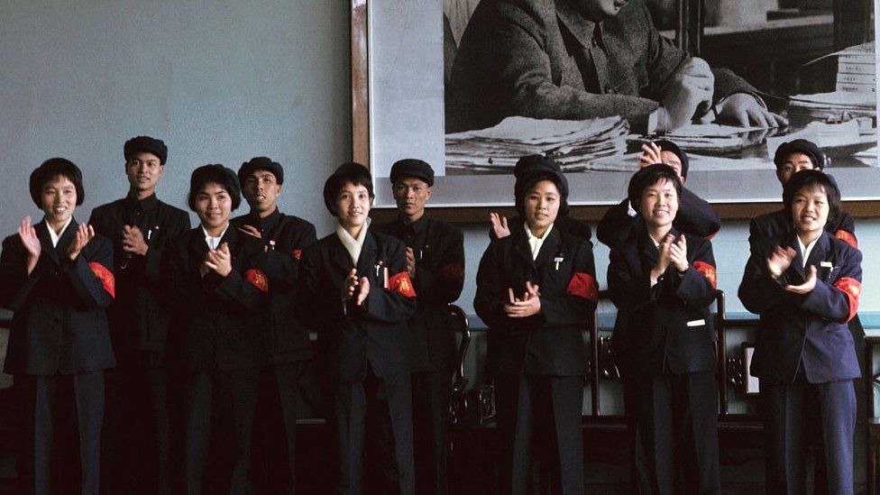 Red Guards applauding in front of Mao Zedong's portrait