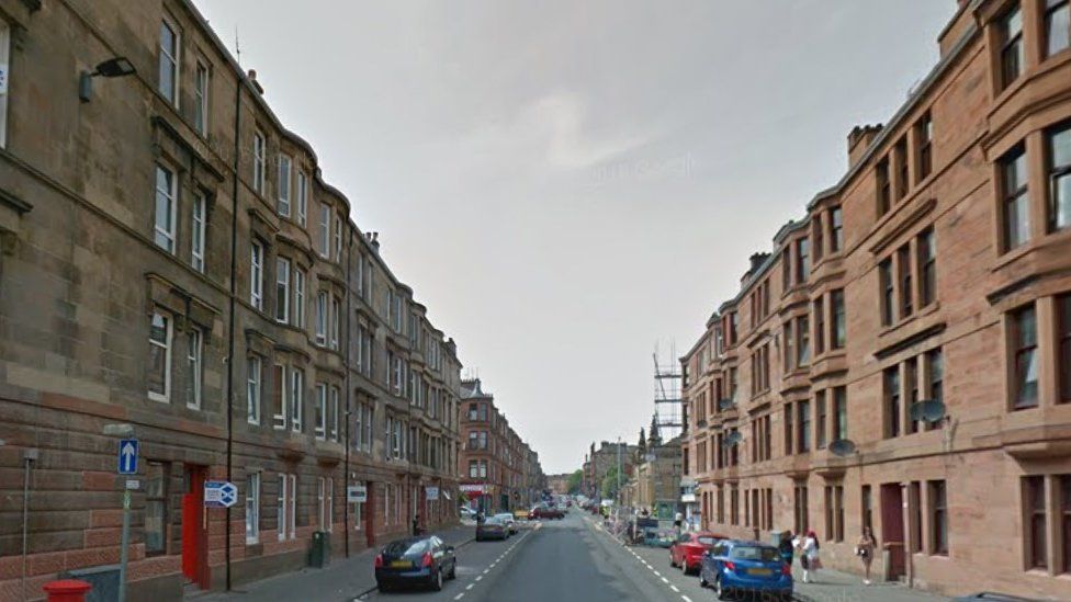 Man and toddler hurt in fall from window of flat in Glasgow BBC News