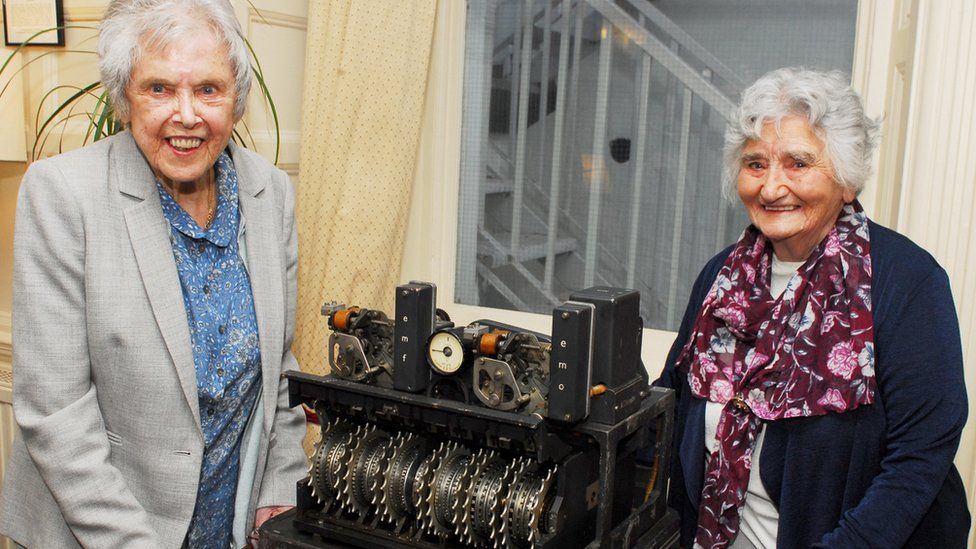 Betty O’Connell and Irene Dixon with the Lorenz machine