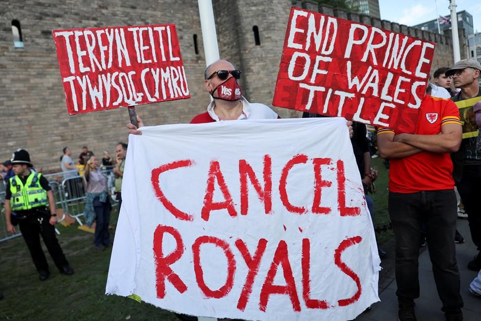 Protest during Charles visit to Cardiff Castle after his accession to the throne.