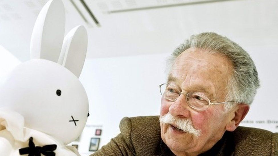 Dick Bruna standing beside a Miffy character in Utrecht. (31 march 2011)