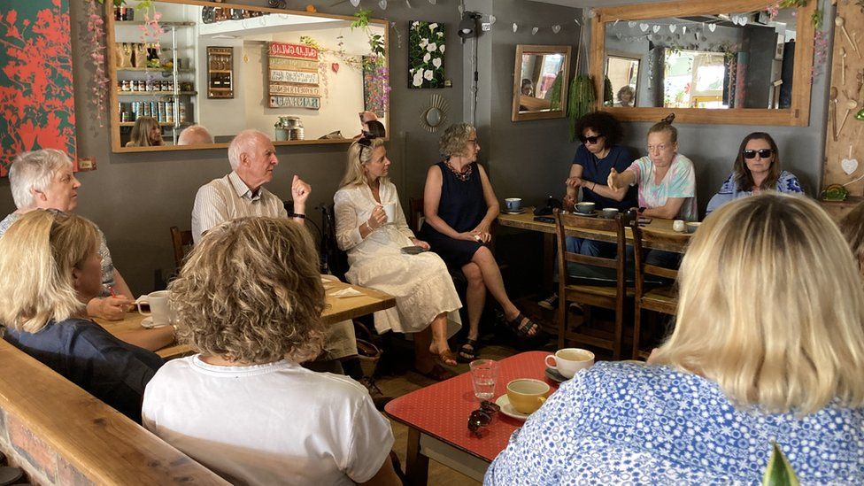 Reunión de un grupo de apoyo a la migraña en Rhiwbina