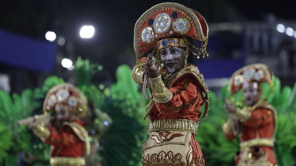 Miembros de la escuela de samba Imperatriz Leopoldinense actúan durante un desfile en la Avenida Marques de Sapucai en el Sambódromo, durante el Carnaval de Río de Janeiro, en Río de Janeiro, Brasil, 20 de febrero de 2023.