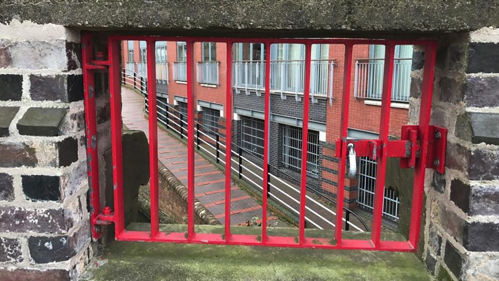 Why do homes in the UK have separate hot and cold taps? BBC News