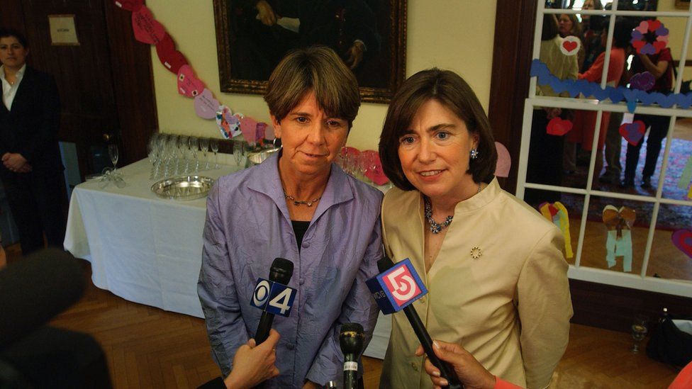 Хиллари (слева) и Джули Гудридж присутствуют на церемонии 17 мая 2005 года, посвященной годовщине принятия закона об однополых браках в Бостоне, штат Массачусетс.