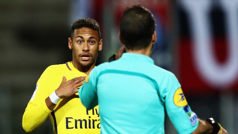Como funcionam na prática a compra e a venda de jogadores de futebol