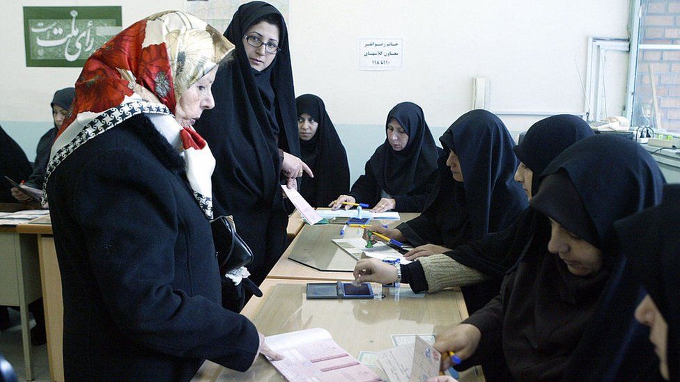 Iranian women at polling station (December 2016)