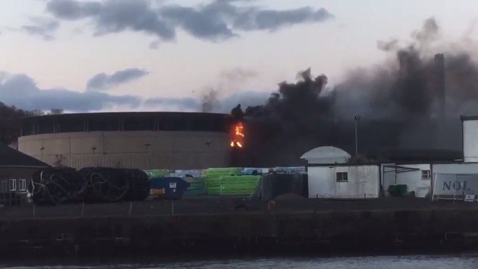 Fire breaks out at building on Dundee docks - BBC News