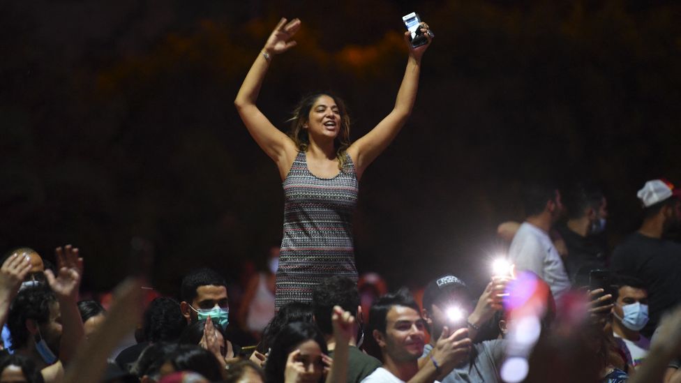 Люди празднуют на улицах Туниса после того, как президент Туниса Кайс Сайед объявил о приостановке работы парламента