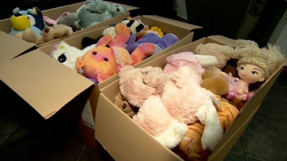 Lilia Valutyte: Soft toy tributes sent to Lithuanian children - BBC News