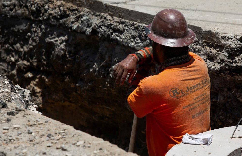 Trabajadores de la construcción cavan una nueva línea para una tubería durante un periodo de calor en San Antonio, Texas, el 27 de junio de 2023