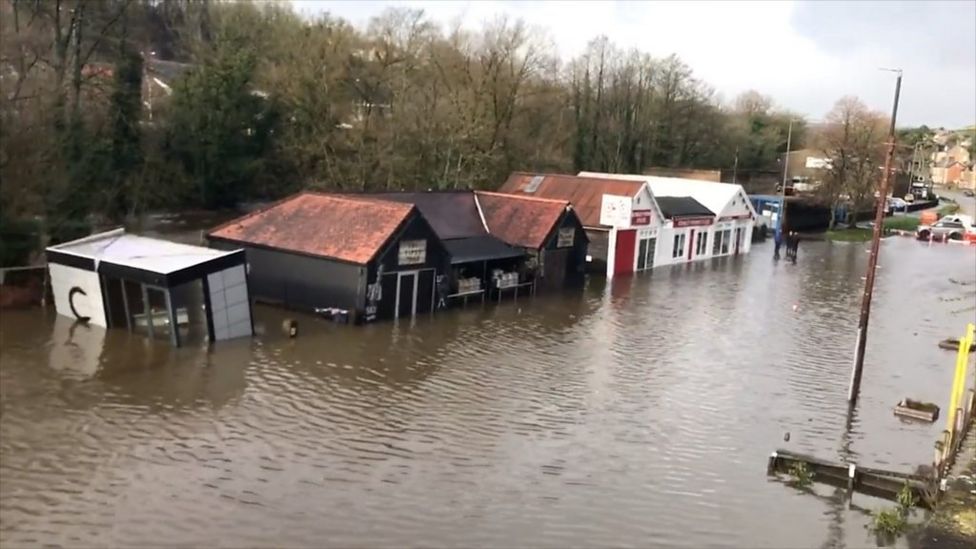 Peak District village battered by possible tornado - BBC News