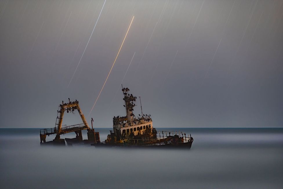 Изображение корабля, потерпевшего крушение у берегов Намибии ночью