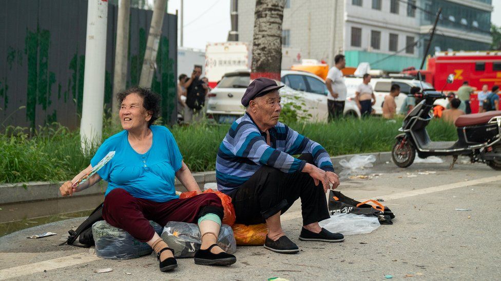 Некоторые жители говорят, что потеряли все после того, как наводнение затопило их дома