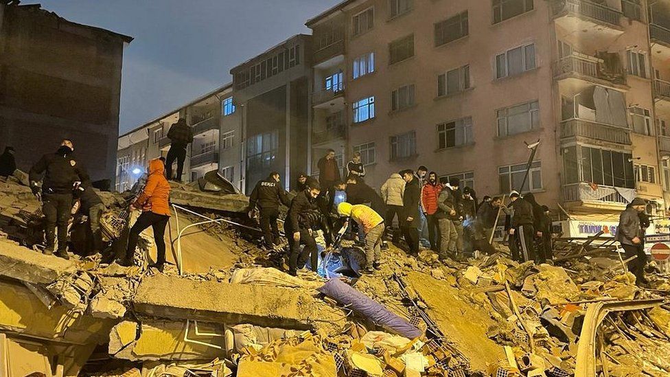 Rescuers search for survivors in Malatya, Turkey. Photo: 6 February 2023