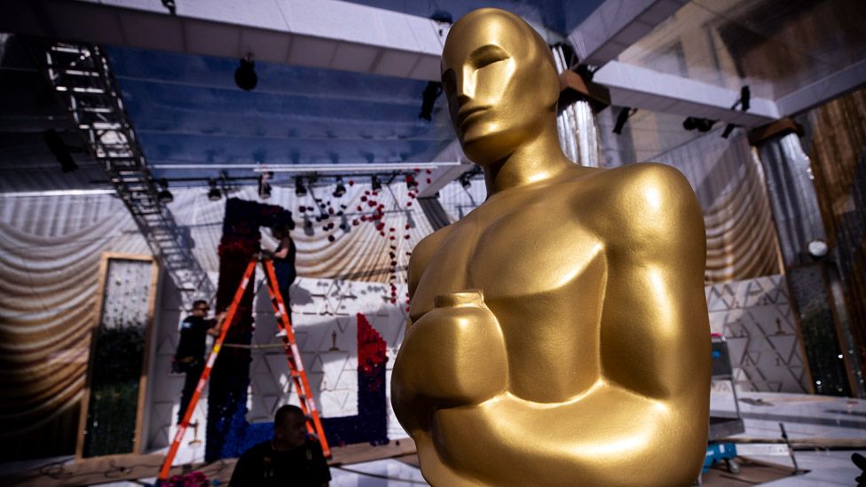 Preparations for the Oscars, with a giant Oscars statuette