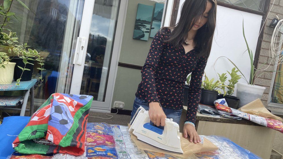Prestatyn girl makes homeless blankets from crisp packets - BBC News
