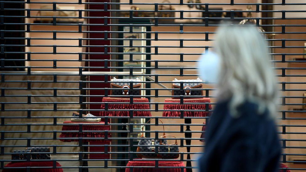 Lockdown in Italy - shopper in Milan
