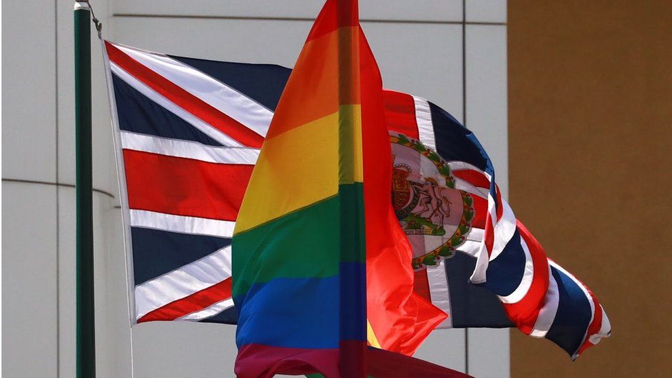 Флаги Великобритании и ЛГБТ-сообщества на здании посольства Великобритании