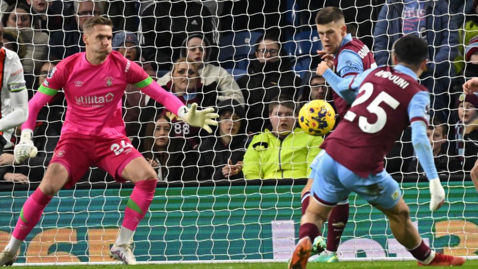 Burnley 1-1 Luton Town: Carlton Morris Scores Controversial Late ...