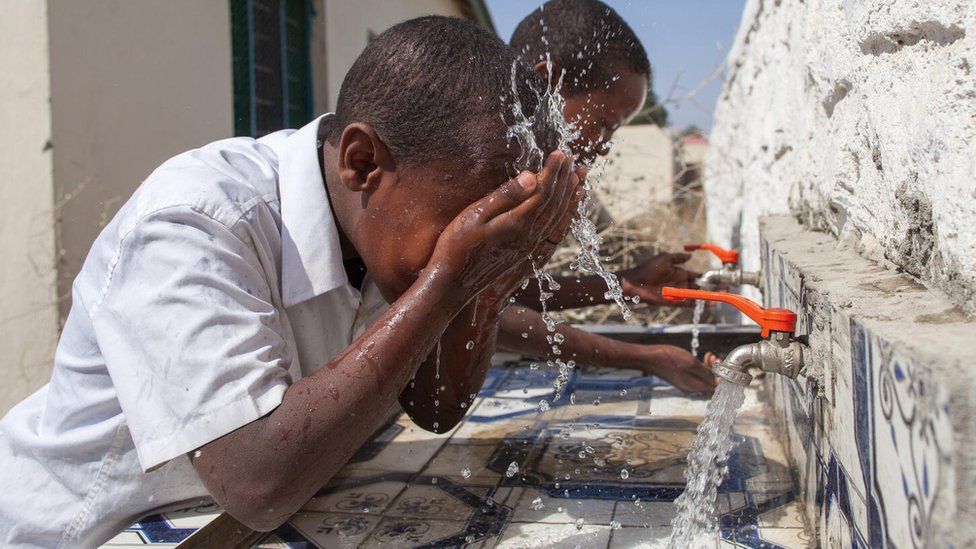 Ученики используют поддерживаемый ЮНИСЕФ водопровод в школе Muuse Xuseen Hodooon в Бораме, Сомалиленд, 10 февраля 2021 года.