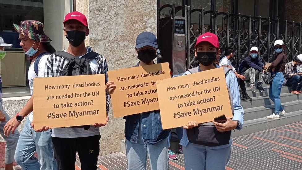 Протестующие в Янгоне