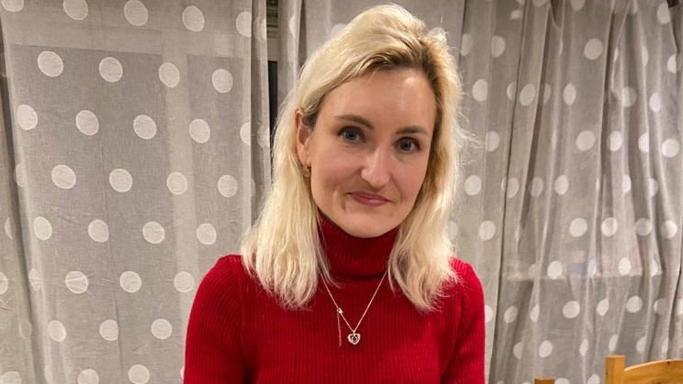 Boston: Refugee prepares for Ukrainian Christmas - BBC News