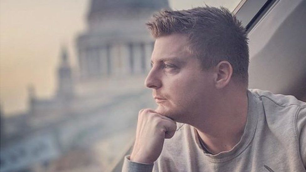 Valentine's date for billboard single man Mark Rofe - BBC News