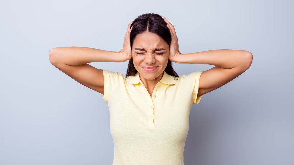 Dolor de cabeza y no puede escuchar de un oído
