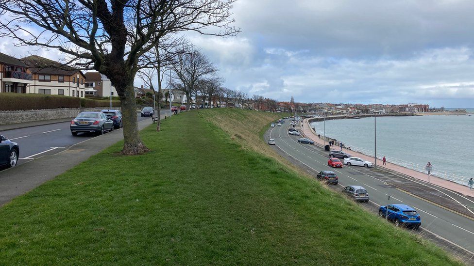 Cayley and West Promenade are separated by an embankment on the seafront