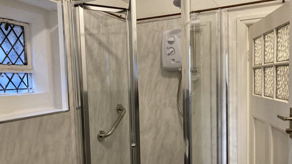 Hardwick Suite shower with glass door