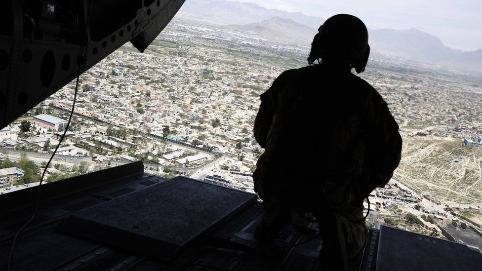 US helicopter ferrying Defense Secretary James Mattis to Kabul, 24 April 2017