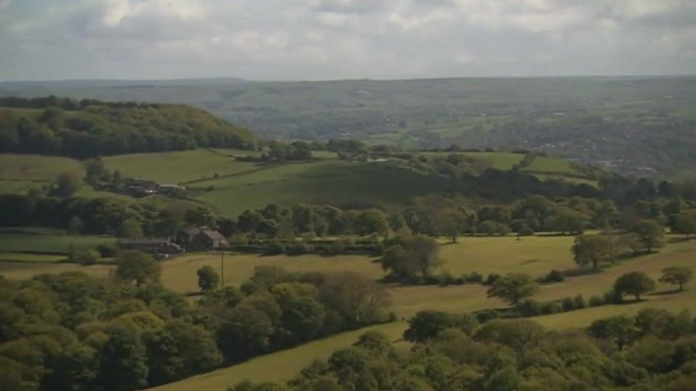 Thousands back Huddersfield country park plan BBC News