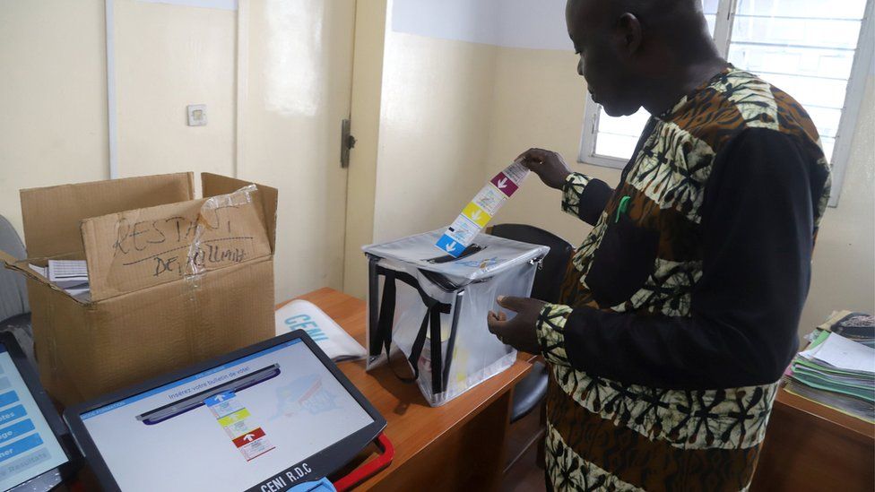 DRC voting official tests a voting machine
