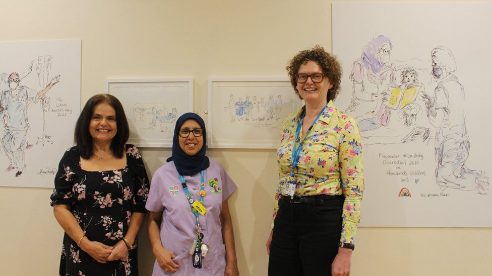 Karen Reep con la enfermera Afiza y la Dra. Sheena MCLaggan junto a su obra de arte en el Hospital de Luton y Dunstable