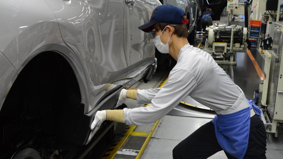 Рабочий Toyota на сборочном заводе в Японии.