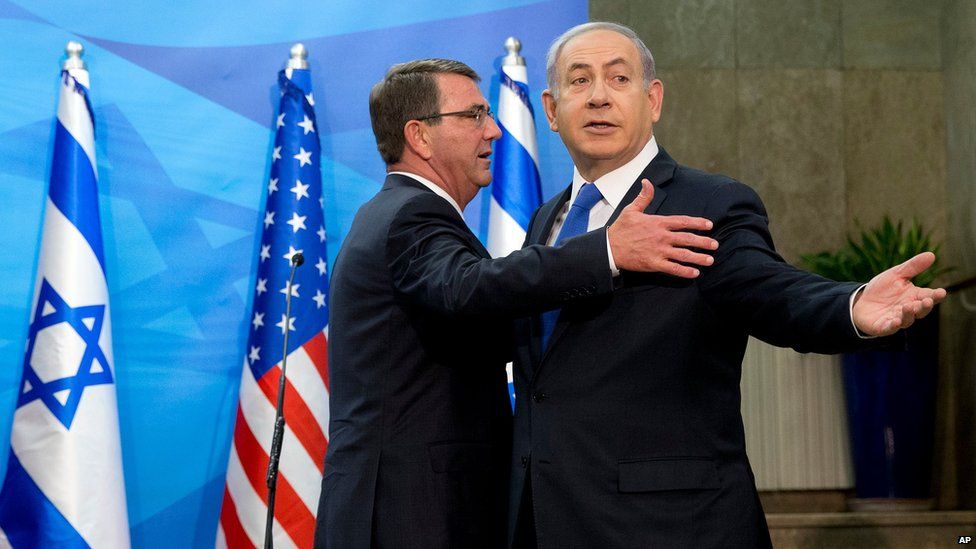 Benjamin Netanyahu (right) turns to journalists before a meeting with Ashton Carter (left) in Jerusalem (21 July 2015)