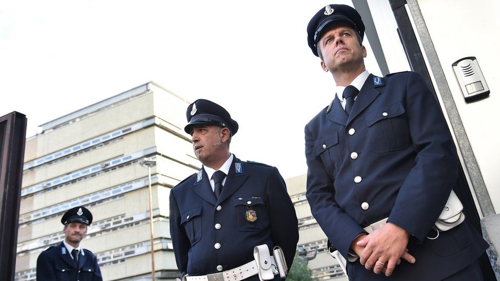Guards outside courthouse in Rome, 5 Nov 15