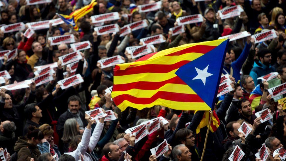 Hundreds of people gather at the Sant Jaume Square to protest against the imprisonment of pro-independence leaders and to demand their set free in Barcelona, 08 November 2017.