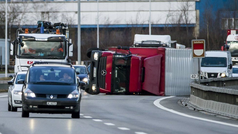 Overturned lorry on A1 between Oensingen and Niederbipp in Switzerland, 3 January 2018