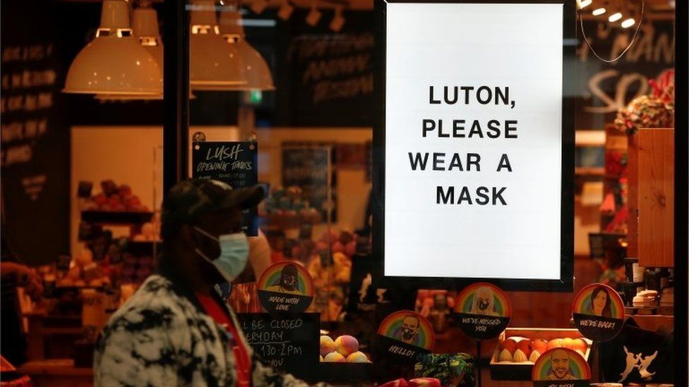 Wear a mask sign in Luton