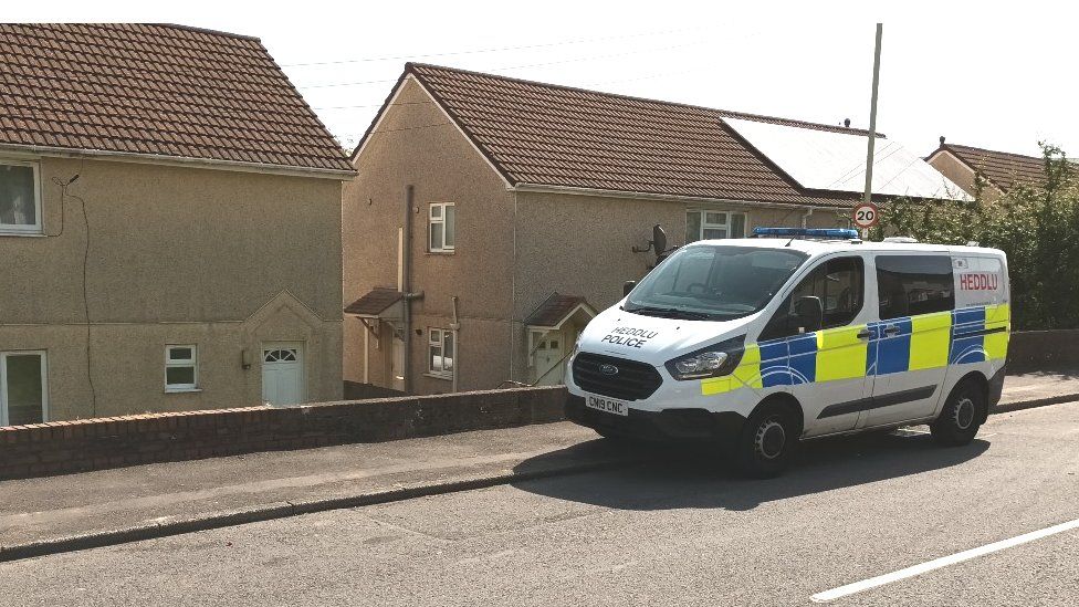 Police vehicle in Garth Avenue, Glyncoch