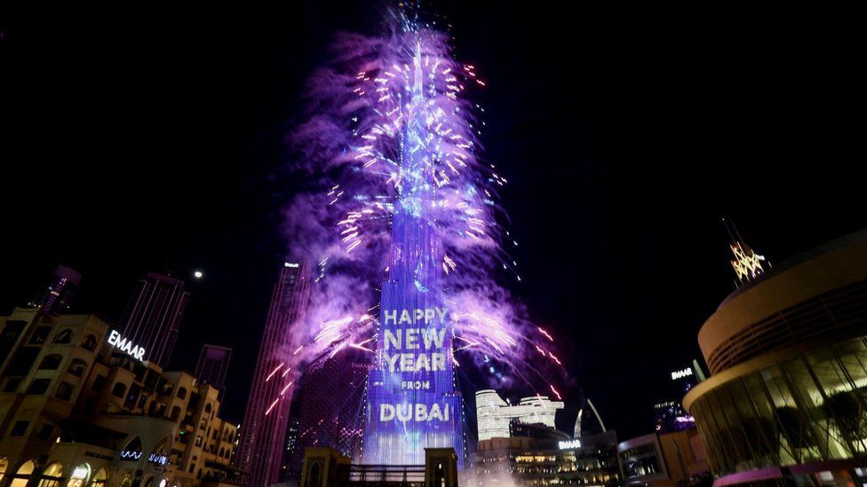 Фейерверки взрываются у Бурдж-Халифа, самого высокого здания в мире, во время торжеств в Дубае, Объединенные Арабские Эмираты