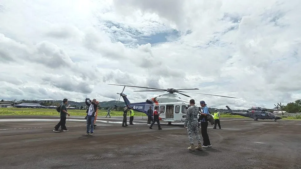 Mayon volcano: Rescuers search for survivors of Philippine plane crash