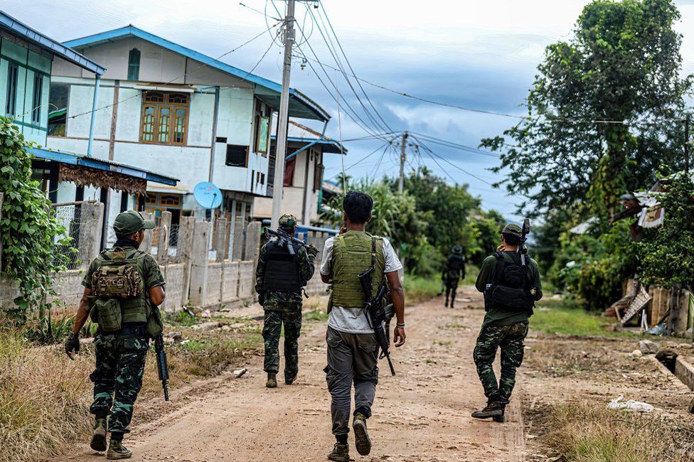 After 2 days of fighting in Mobyae, People's Defence Forces (PDF) soldiers clearing the area in Mobyae city, Kayah state. On September 8, a round of fighting began between the Myanmar Army and the People's Defence Forces (PDF) in Mobye, Kayah State.