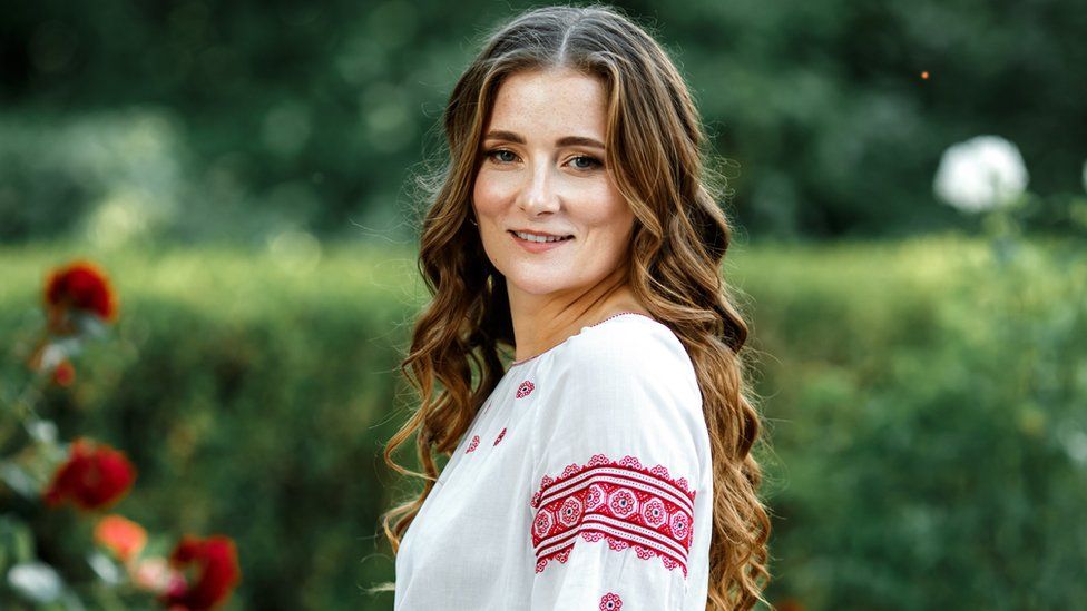 Three Ukrainian choirs from Hampshire come together for concert - BBC News