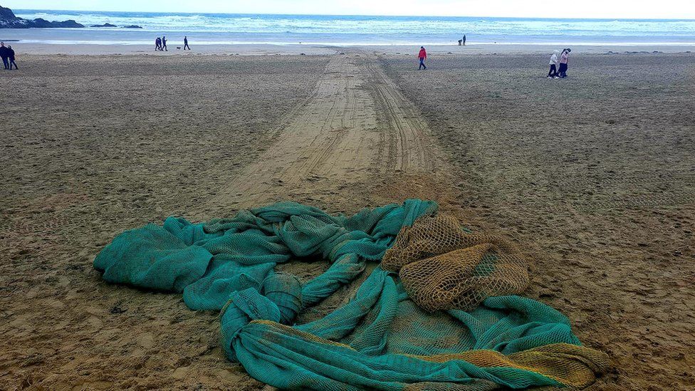 Ghost' fishing net washes up on Perranporth beach - BBC News