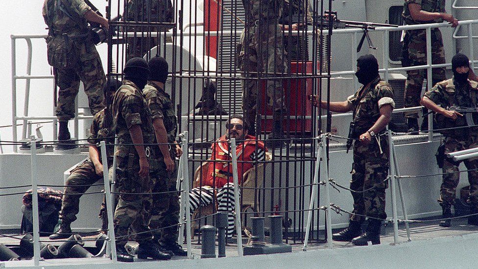 Абимаэль Гусман в клетке на лодке после его поимки в 1992 году