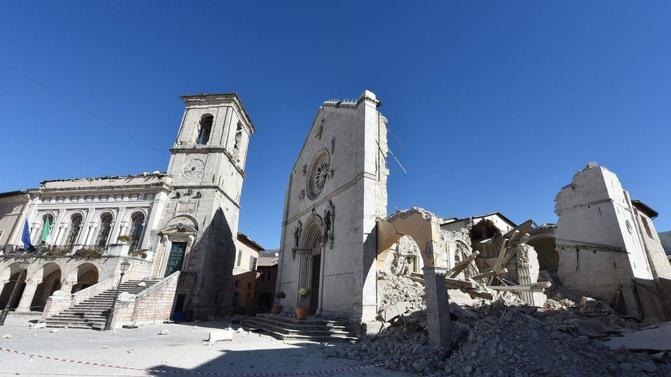 Общий вид показывает разрушенную базилику Святого Бенедикта (справа) в историческом центре Норчи 31 октября 2016 года, через день после землетрясения силой 6,6 балла в центральной Италии.