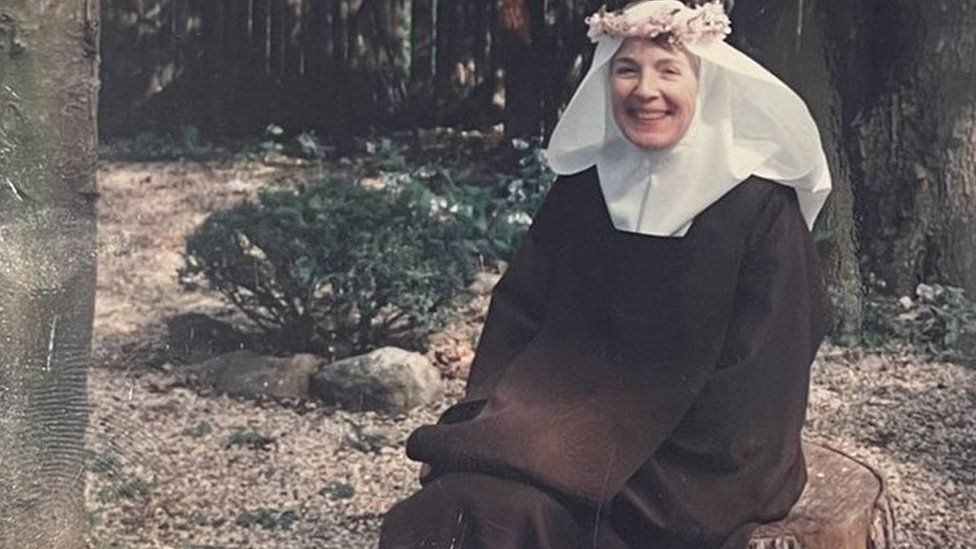 Сестра Мария Джозеф в костюме монахини с цветочной короной